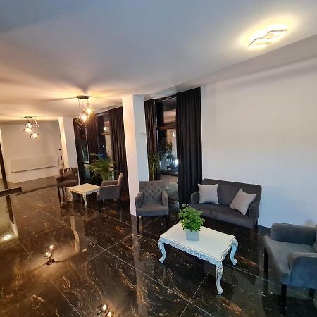 Cazare Palace Petroşani エクステリア 写真