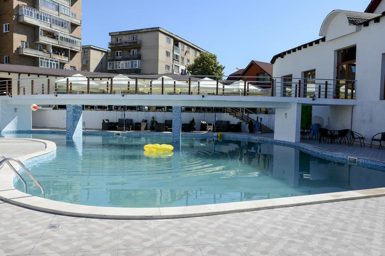 Cazare Palace Petroşani エクステリア 写真